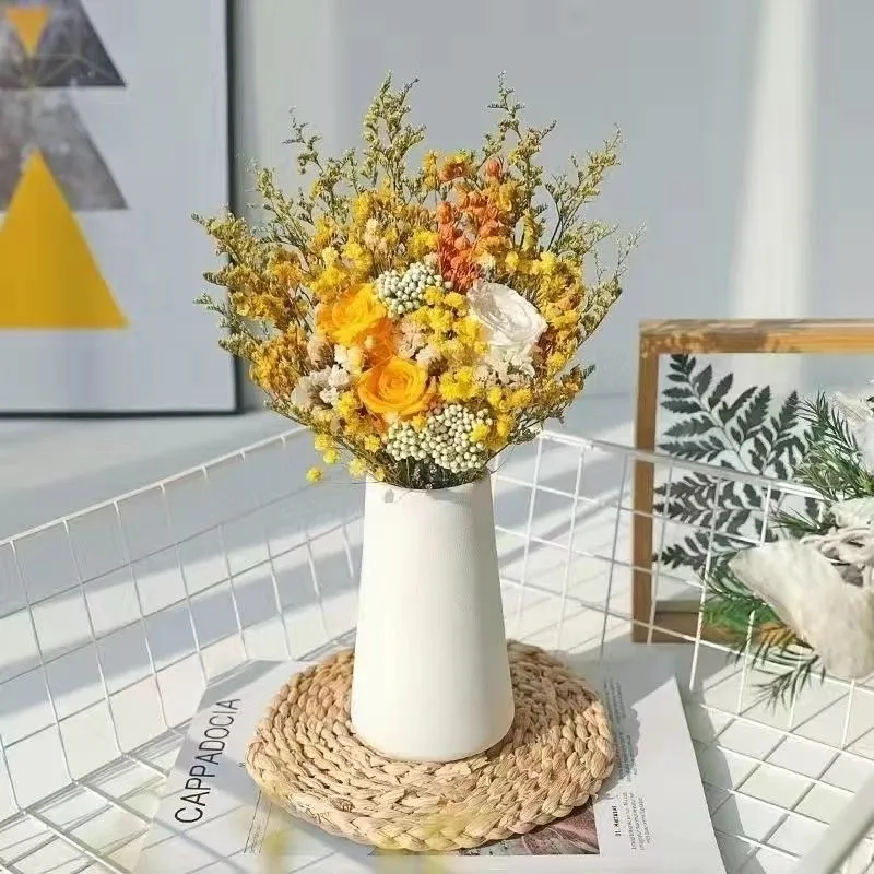Eleganter Trockenblumenstrauß mit dekorativer Vase