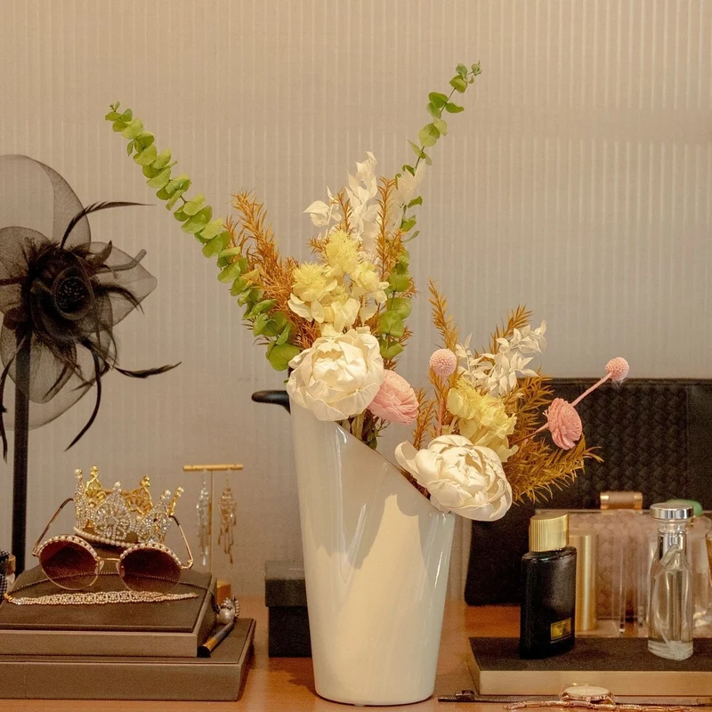 Elegante getrocknete Blumenarrangement in zeitgenössischer Vase