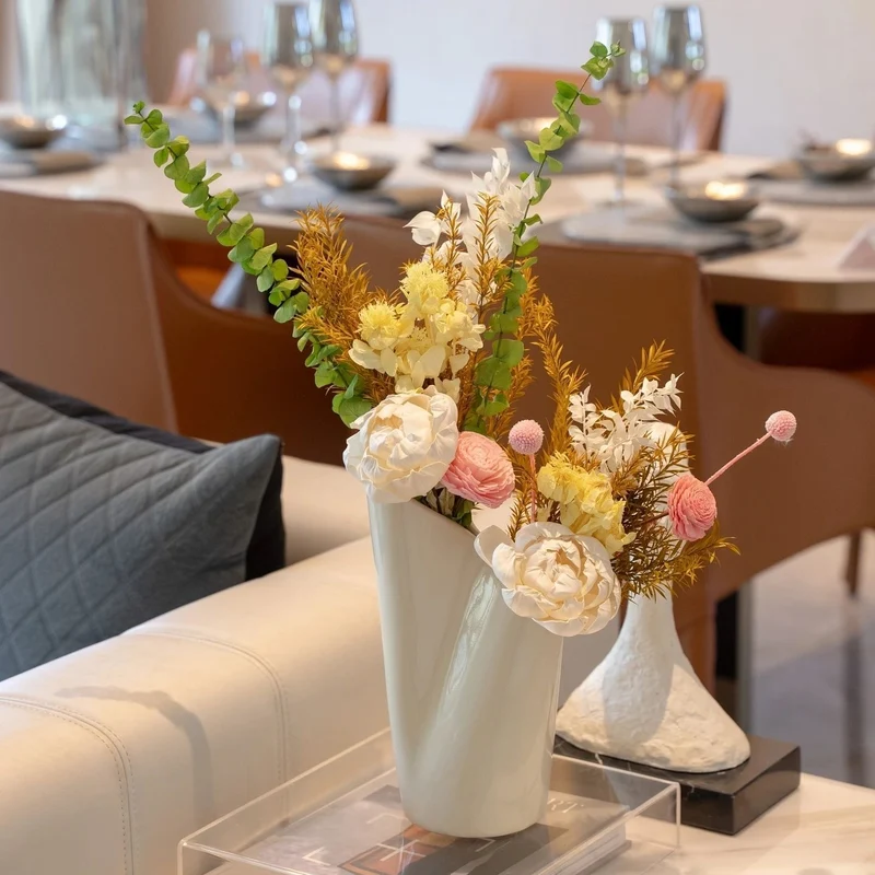 Elegante getrocknete Blumenarrangement in zeitgenössischer Vase