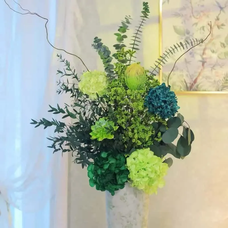 Elegante künstlerische Blumenanordnung
