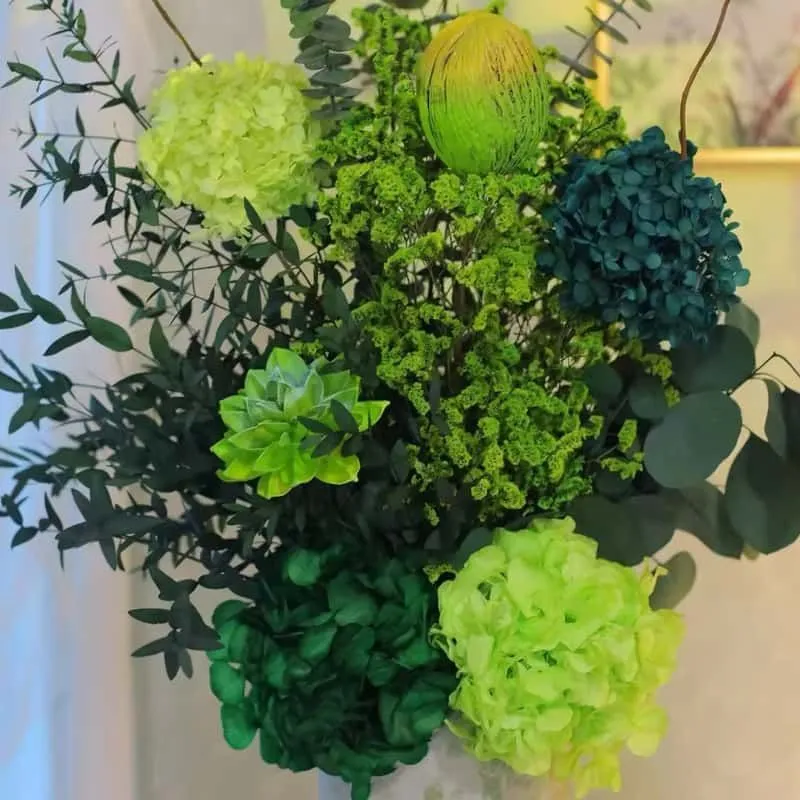 Elegante künstlerische Blumenanordnung