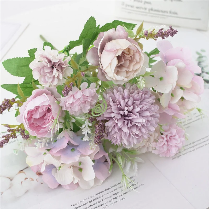 Eleganter künstlicher Blumenstrauß mit gemischten Blüten