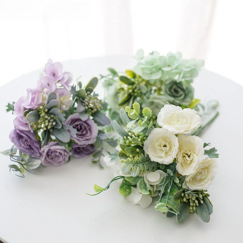 Eleganter künstlicher Blumenstrauß mit gemischten Blüten