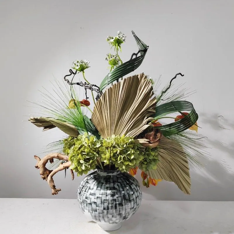 Aufwendige künstliche Blumenarrangement