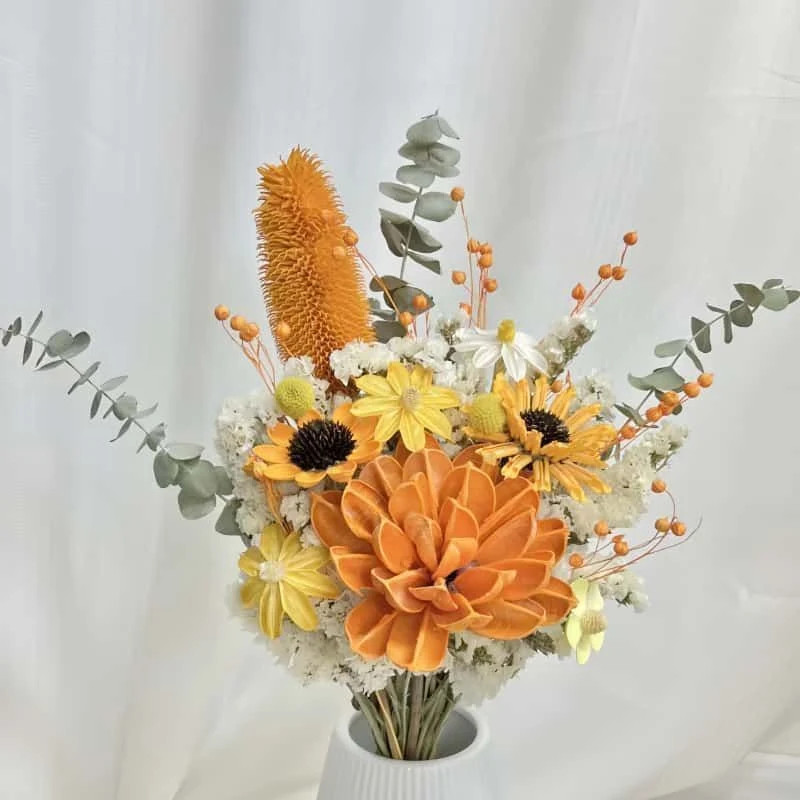 Getrockener Blumenstrauß Arrangierung mit dekorativen Elementen