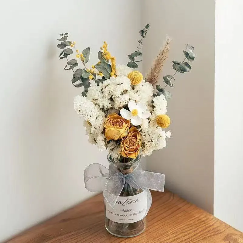 Getrockener Blumenstrauß Arrangierung mit dekorativen Elementen