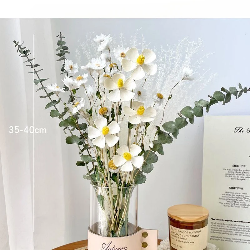 Getrockener Blumenstrauß Arrangierung mit dekorativen Elementen