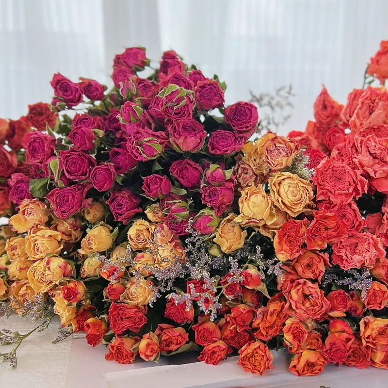 Trockenblumen-Rosenstrauß mit botanischem Füllmaterial