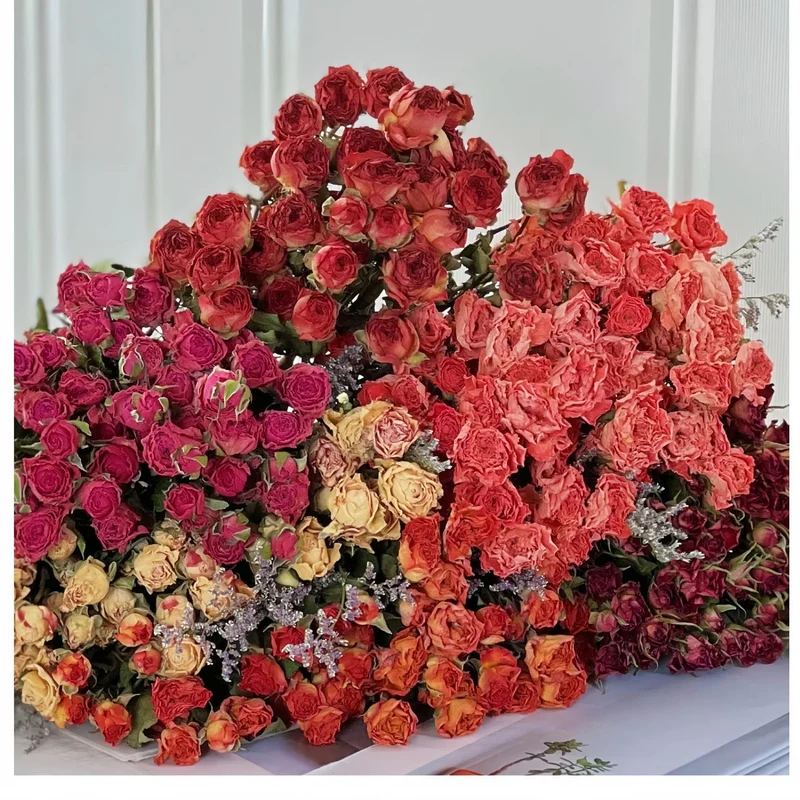 Trockenblumen-Rosenstrauß mit botanischem Füllmaterial