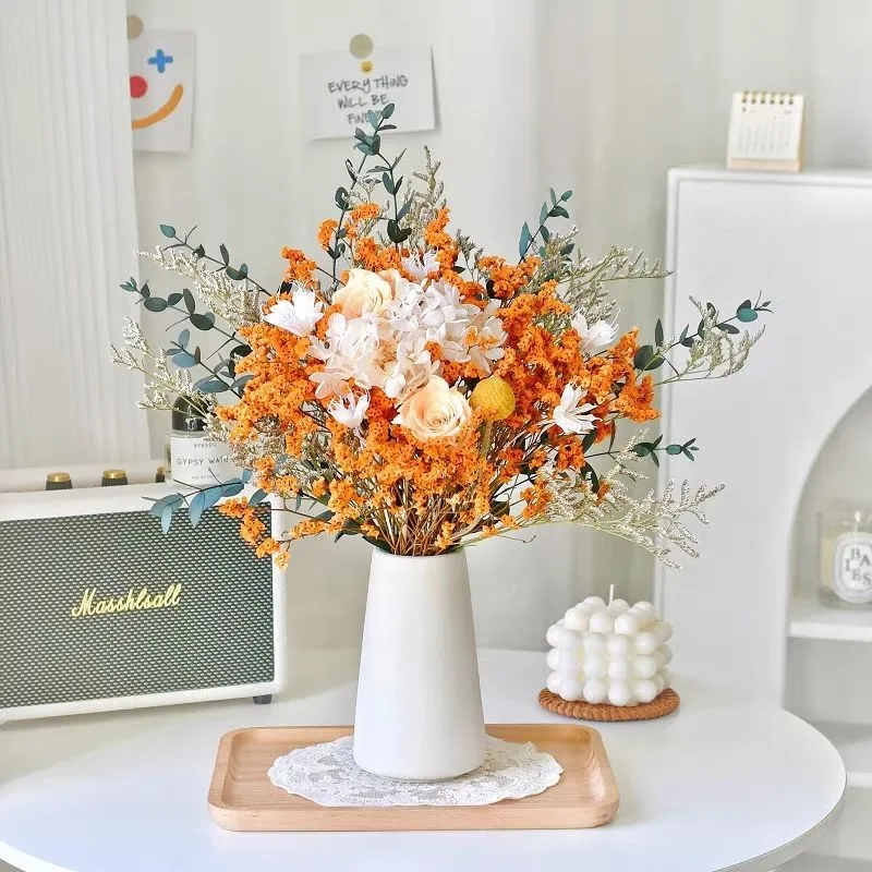 Getrocknete Blumen Dekor Arrangement