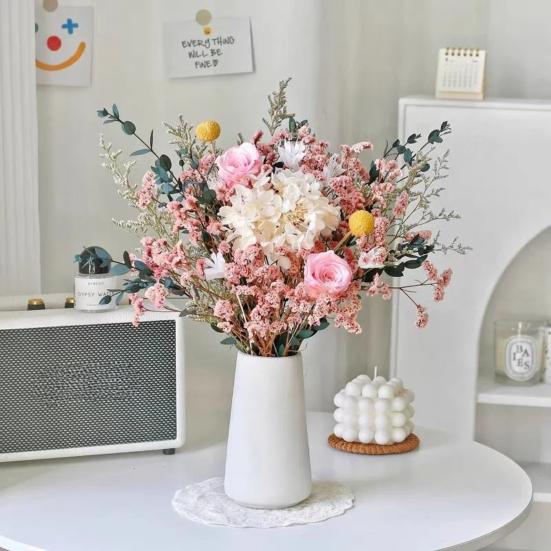 Getrocknete Blumen Dekor Arrangement