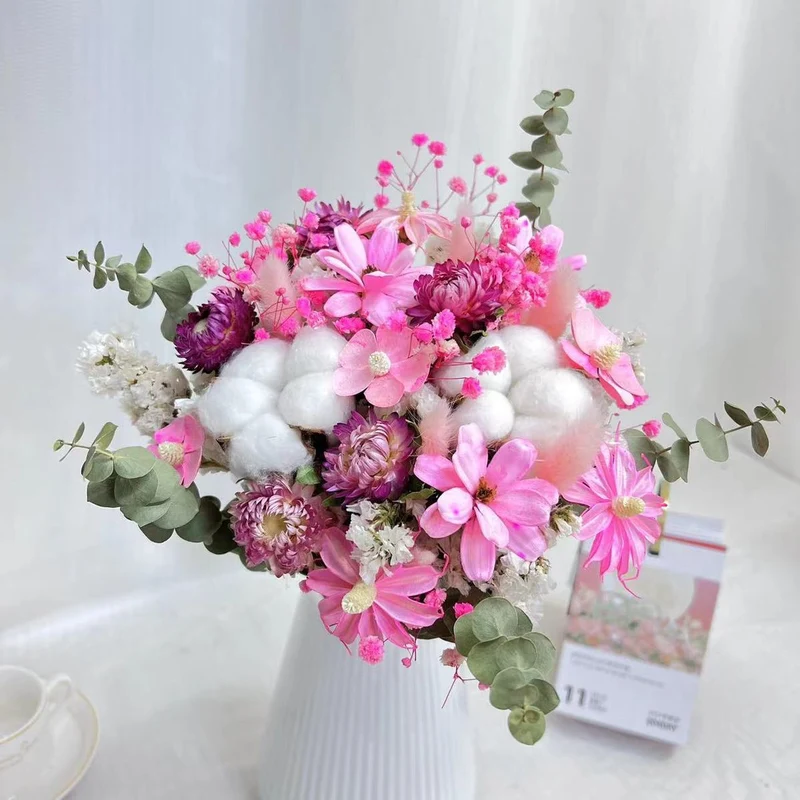 Getrocknete Blumen Baumwollanordnung