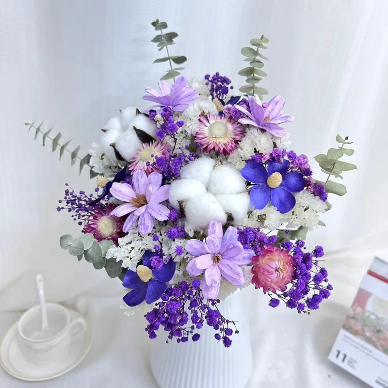 Getrocknete Blumen Baumwollanordnung