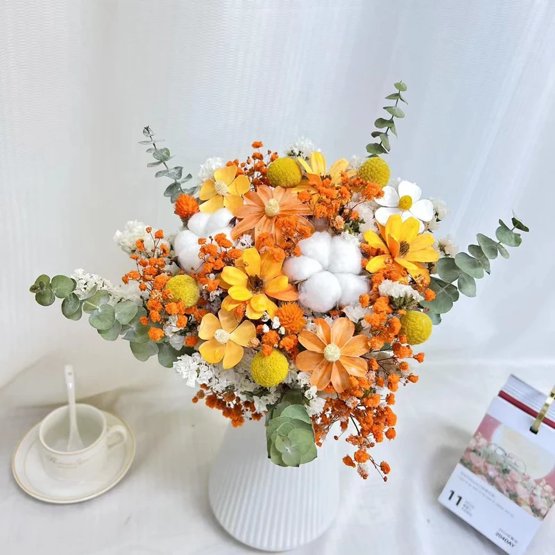 Getrocknete Blumen Baumwollanordnung