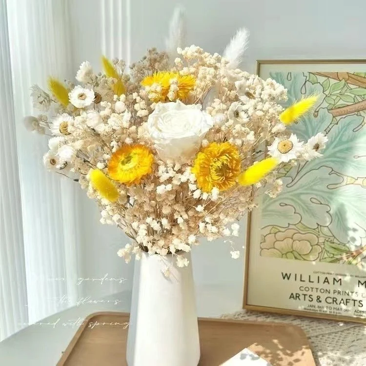 Getrocketer Blumenstrauß mit eleganten gelben Akzenten