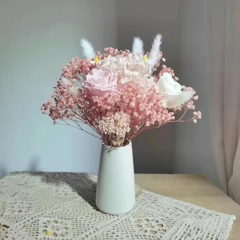 Getrocketer Blumenstrauß mit eleganten gelben Akzenten