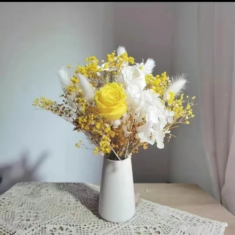 Getrocketer Blumenstrauß mit eleganten gelben Akzenten