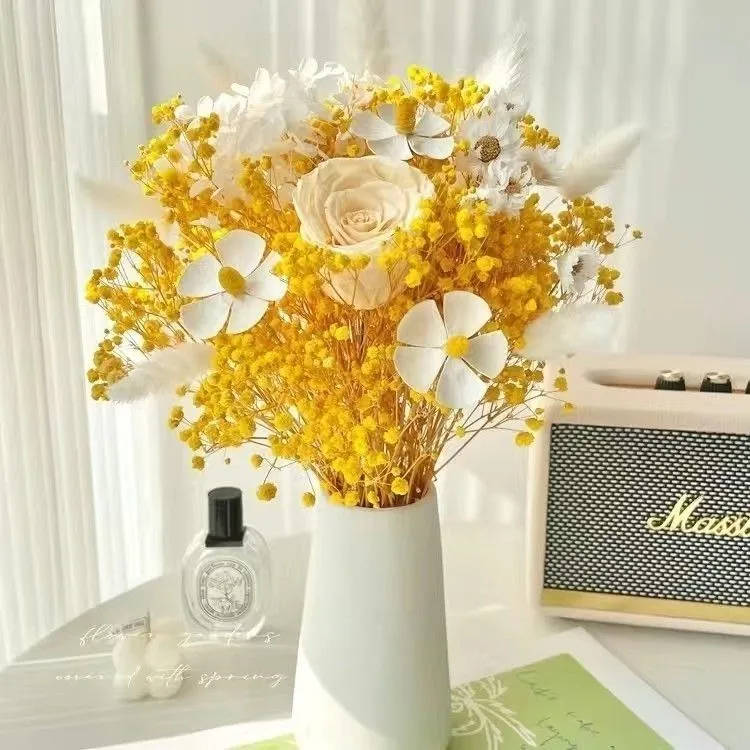 Getrocketer Blumenstrauß mit eleganten gelben Akzenten