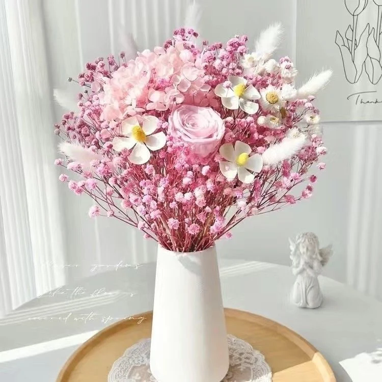 Getrocketer Blumenstrauß mit eleganten gelben Akzenten