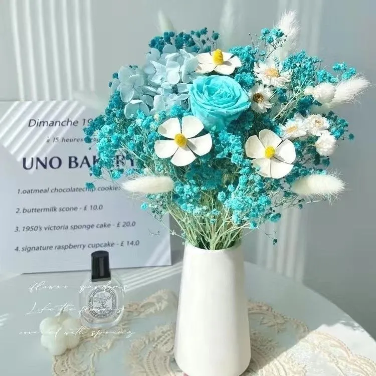 Getrocketer Blumenstrauß mit eleganten gelben Akzenten
