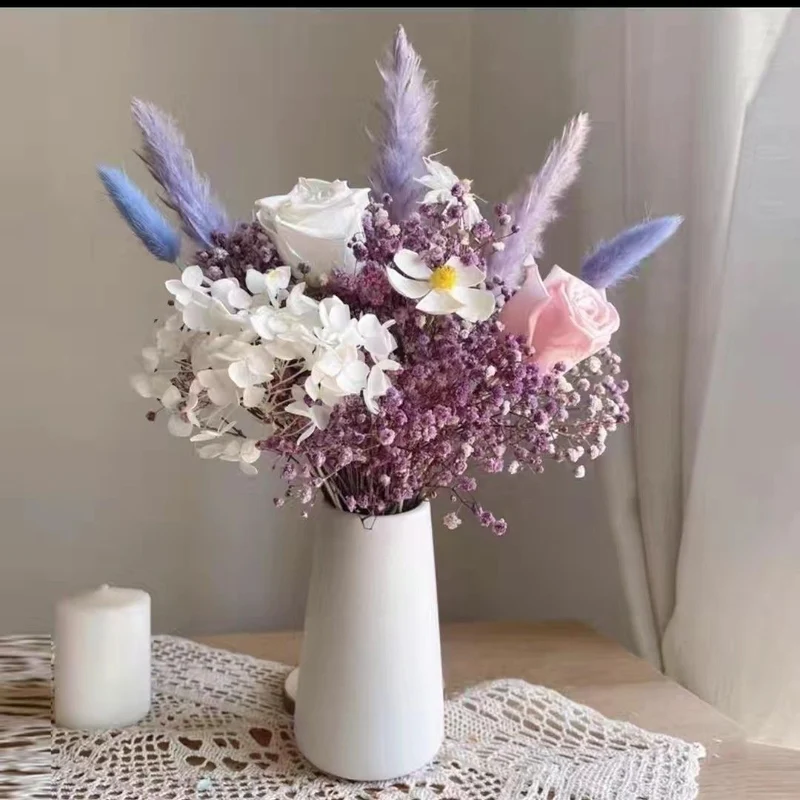 Getrocketer Blumenstrauß mit eleganten gelben Akzenten