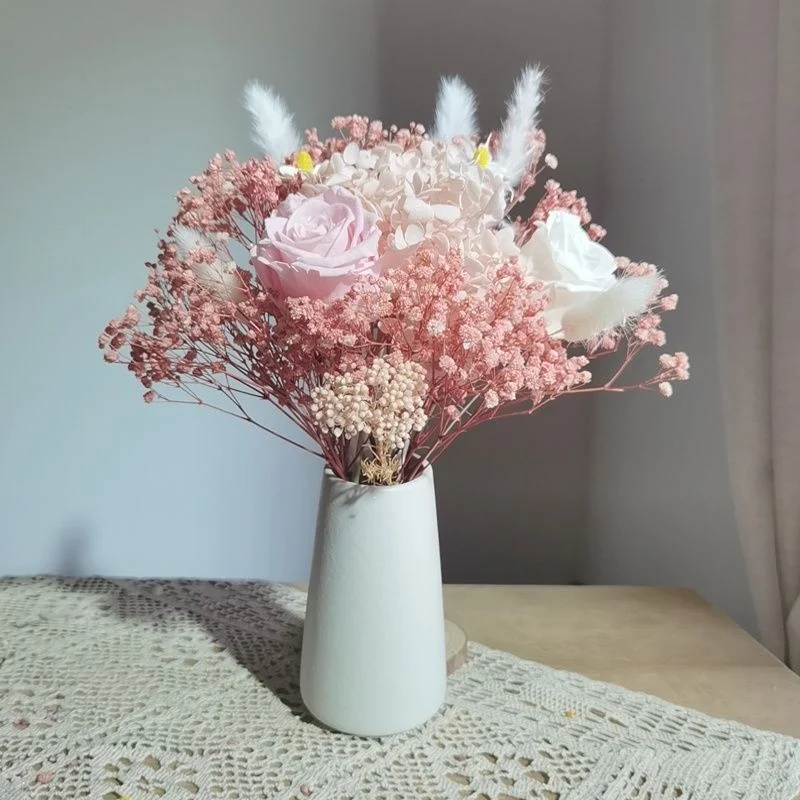 Getrocketer Blumenstrauß mit eleganten gelben Akzenten