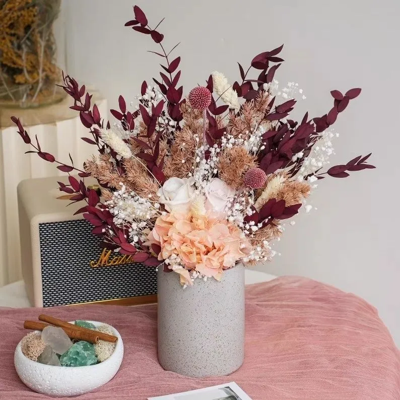 Getrocknete Blumenanordnung in modernem dekorativen Vase