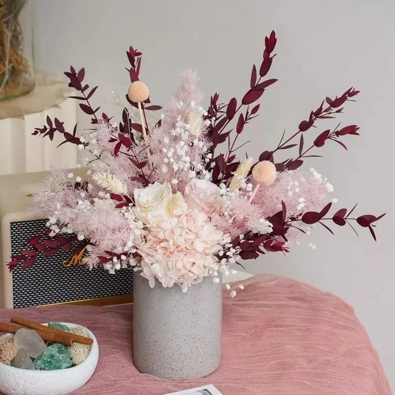 Getrocknete Blumenanordnung in modernem dekorativen Vase