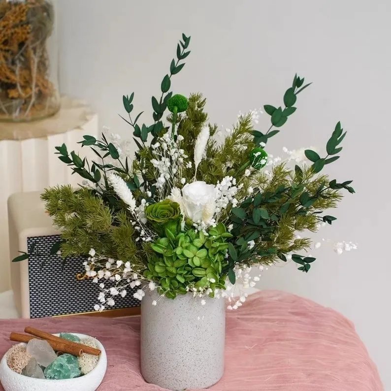 Getrocknete Blumenanordnung in modernem dekorativen Vase