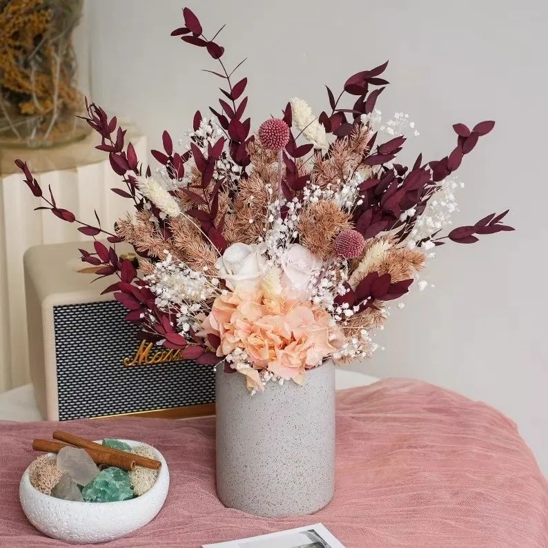 Getrocknete Blumenanordnung in modernem dekorativen Vase