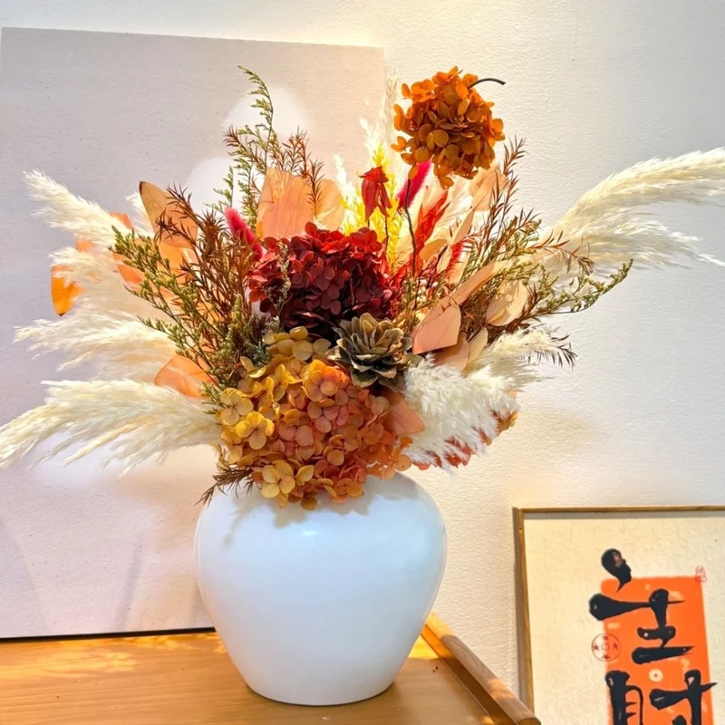 Getrockene Blumenarrangement in eleganter Vase