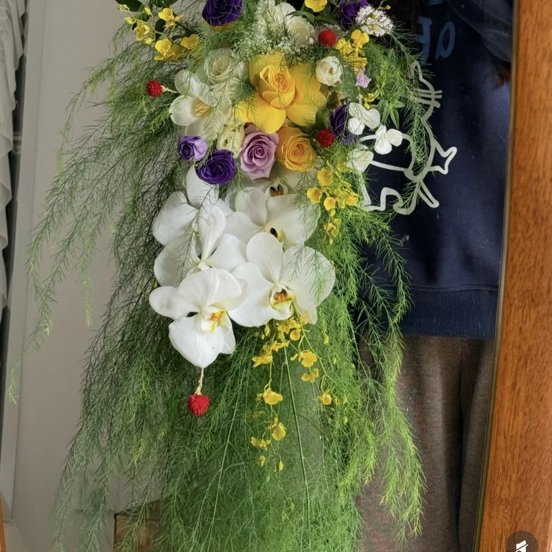 Dekorative hängende Blumenstrauß