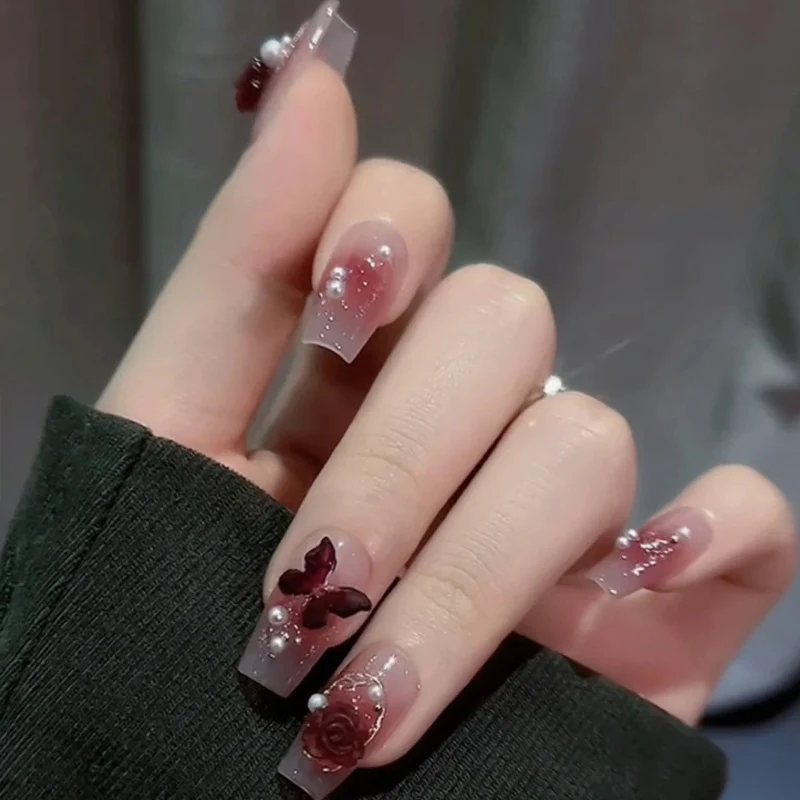 Glamouröse Stiletto Press-On Nägel mit Kristallakzenten Karnz