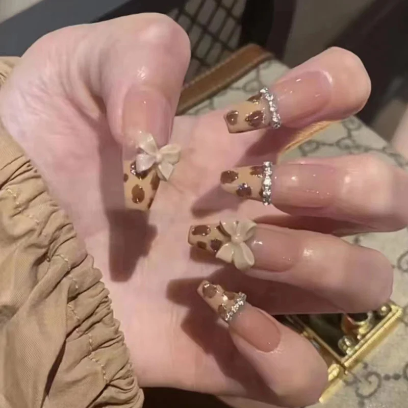 Glamouröse Stiletto Press-On Nägel mit Kristallakzenten Karnz