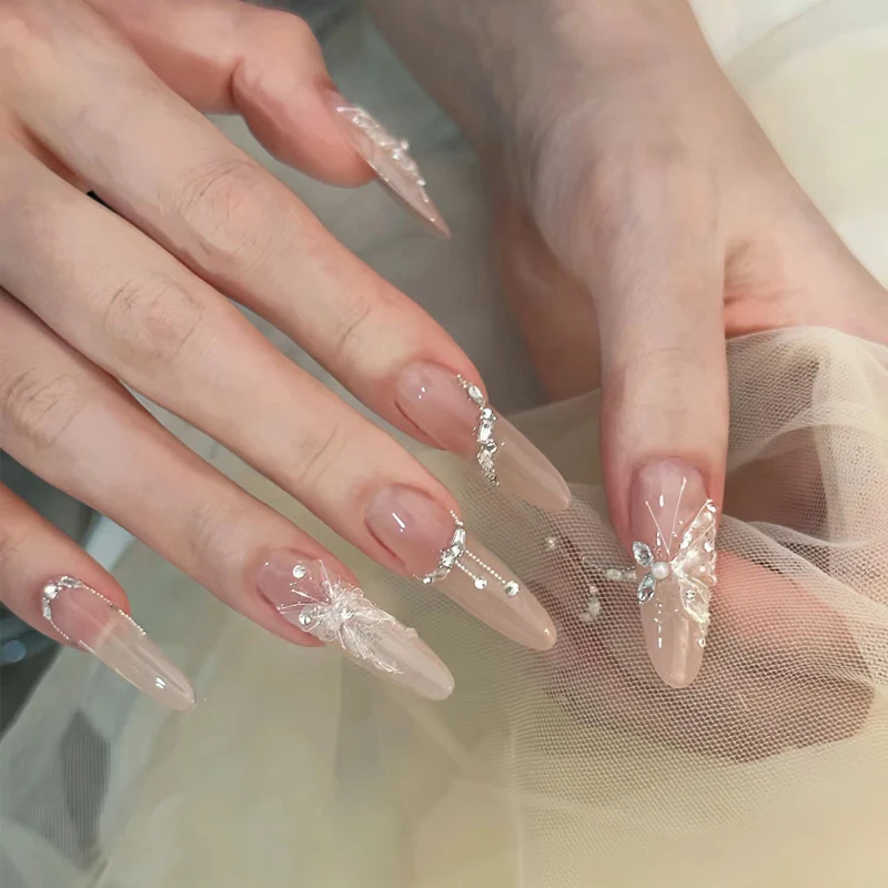 Glamouröse Stiletto Press-On Nagelkunst Set mit eleganten Edelsteinen Karnz