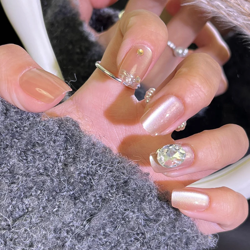 Glamouröses Press-On Nagelkunst-Set mit stylishen Edelstein-Akzenten Karnz