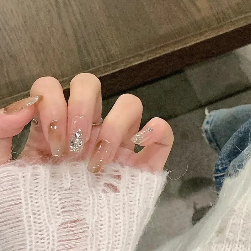 Glamouröses Press-On Nagelkunst-Set mit stylishen Edelstein-Akzenten Karnz
