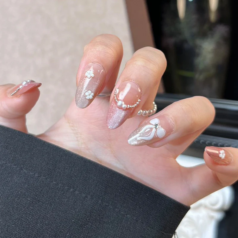 Glamouröses Press-On Nagelkunst-Set mit stylishen Edelstein-Akzenten Karnz