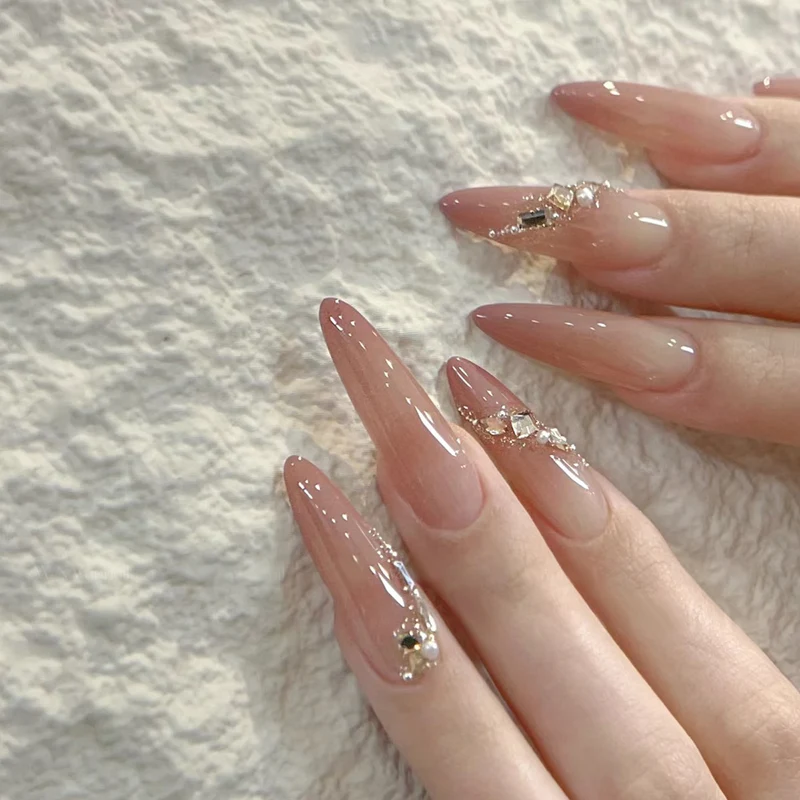 Glamouröses Press-On Nagelkunst-Set mit stylishen Edelstein-Akzenten Karnz