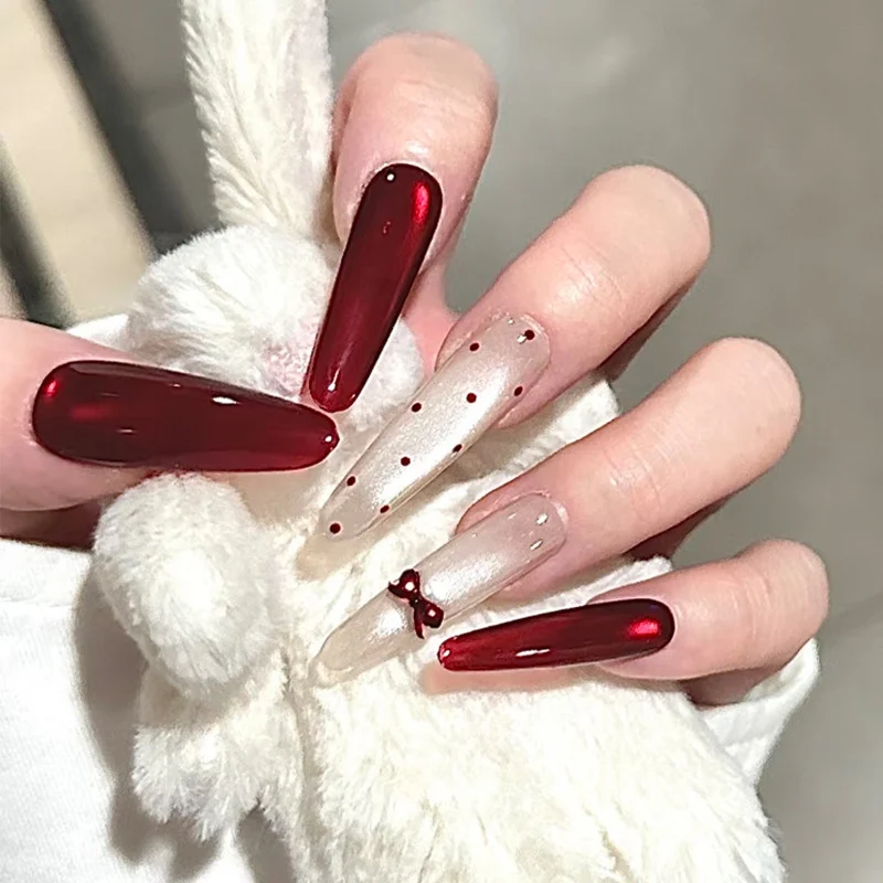 Festives Künstlerisches Press-On Nagelset Karnz