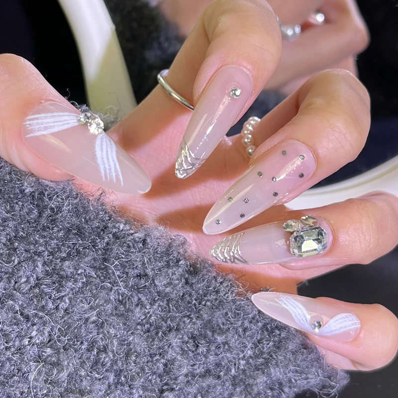 Elegante Stiletto Press-On Nägel mit dekorativen Strassakzenten Karnz