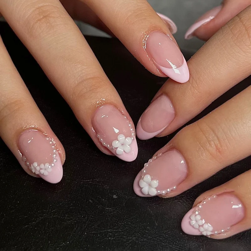 Kunstvolle Acryl-Nägel mit eleganten floralen Akzenten Karnz