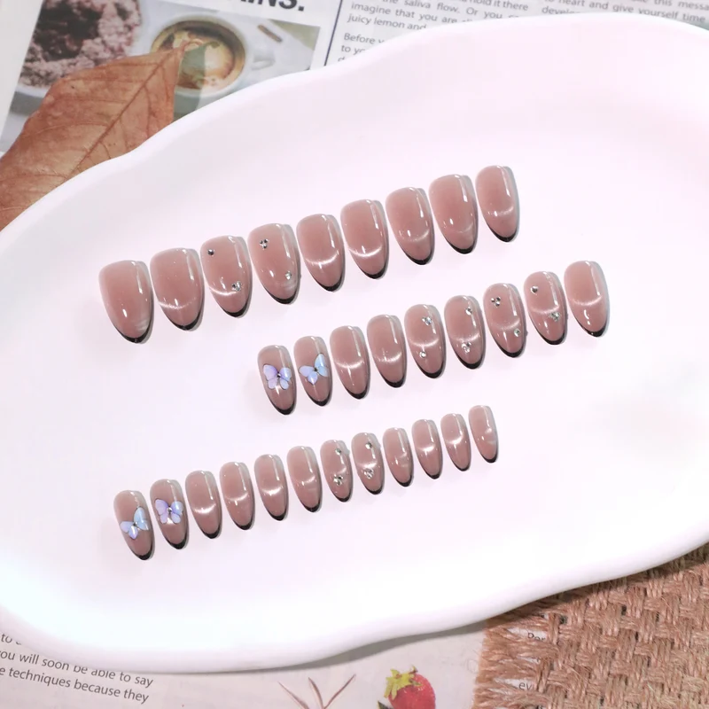 Künstliche Nailart mit Perlen- und Blumenverzierungen Karnz