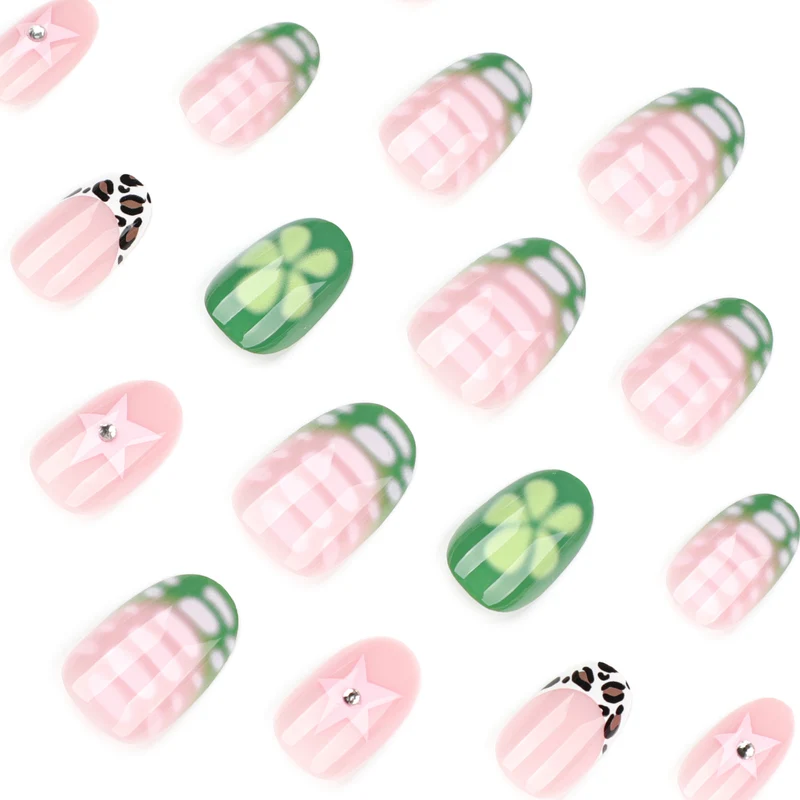 Künstliche Nailart mit floralen Akzenten Karnz
