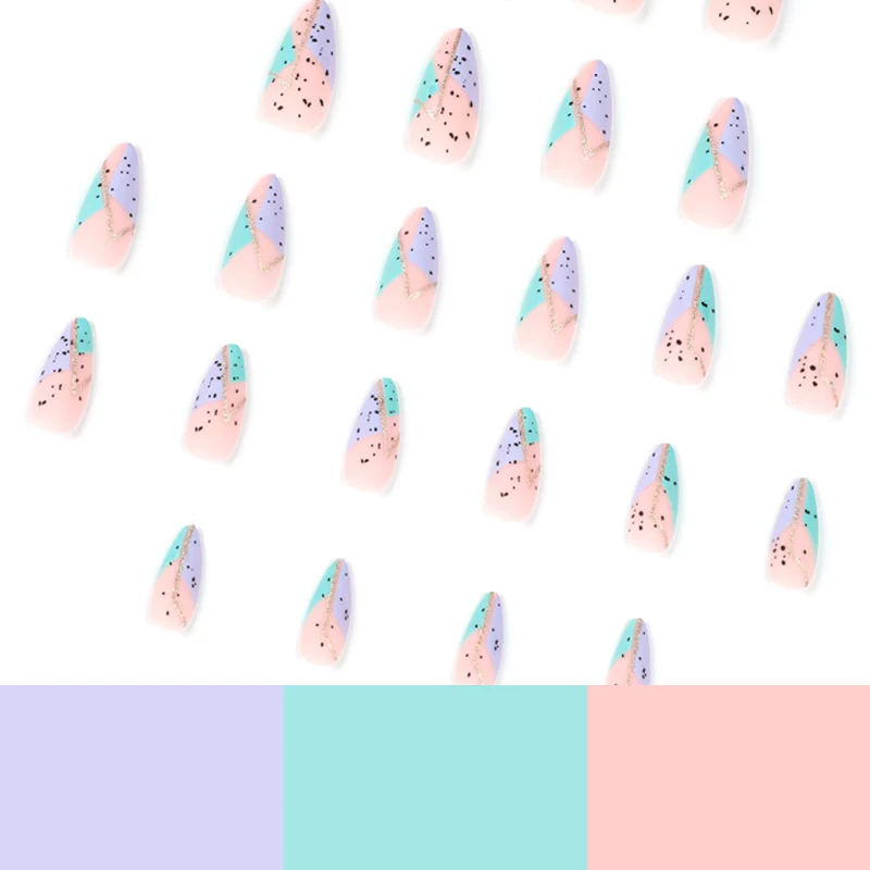 Künstliche Nailart mit einzigartigem geometrischem Design Karnz