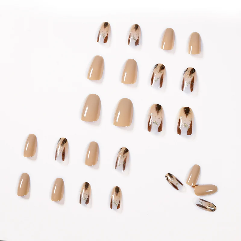 Künstliche Nagelverlängerungen mit modernem Design und Glitzerakzenten Karnz