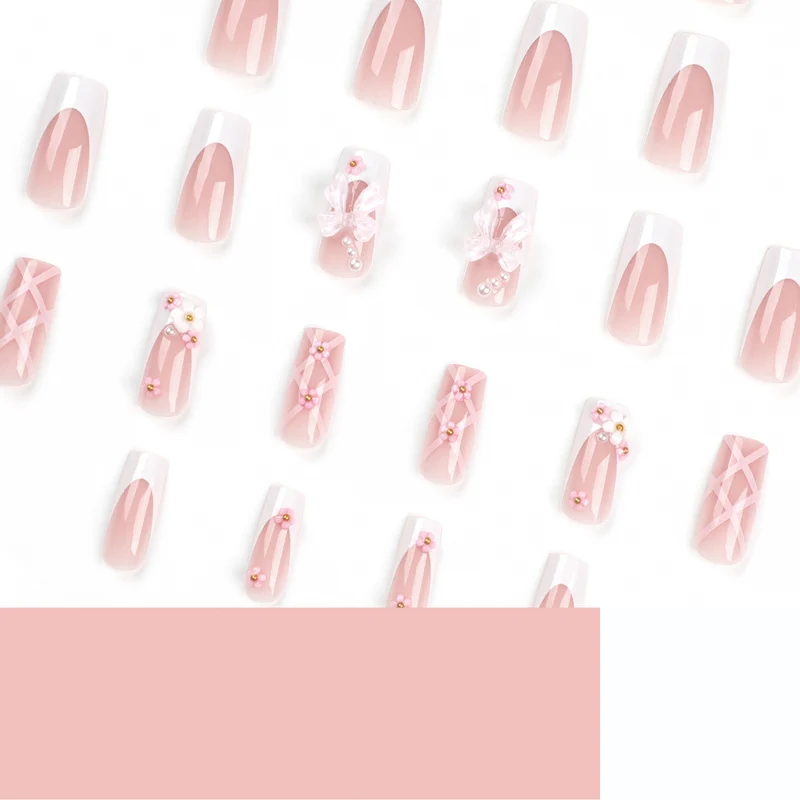 Künstliche Nagelverlängerungen mit floralen Akzenten Karnz