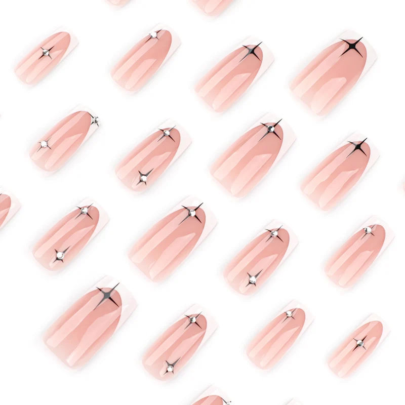 Künstliche Nagelverlängerungen mit elegantem French-Tip und Glitzerakzenten Karnz