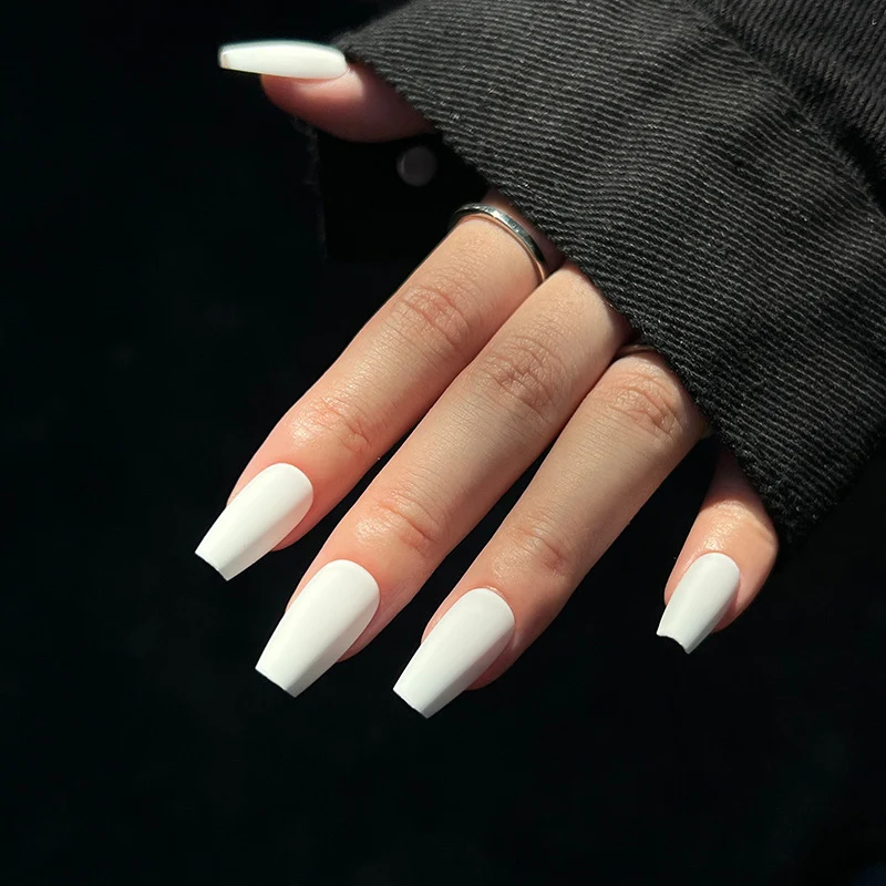 Künstliche Nagelverlängerungen im modernen Design Karnz