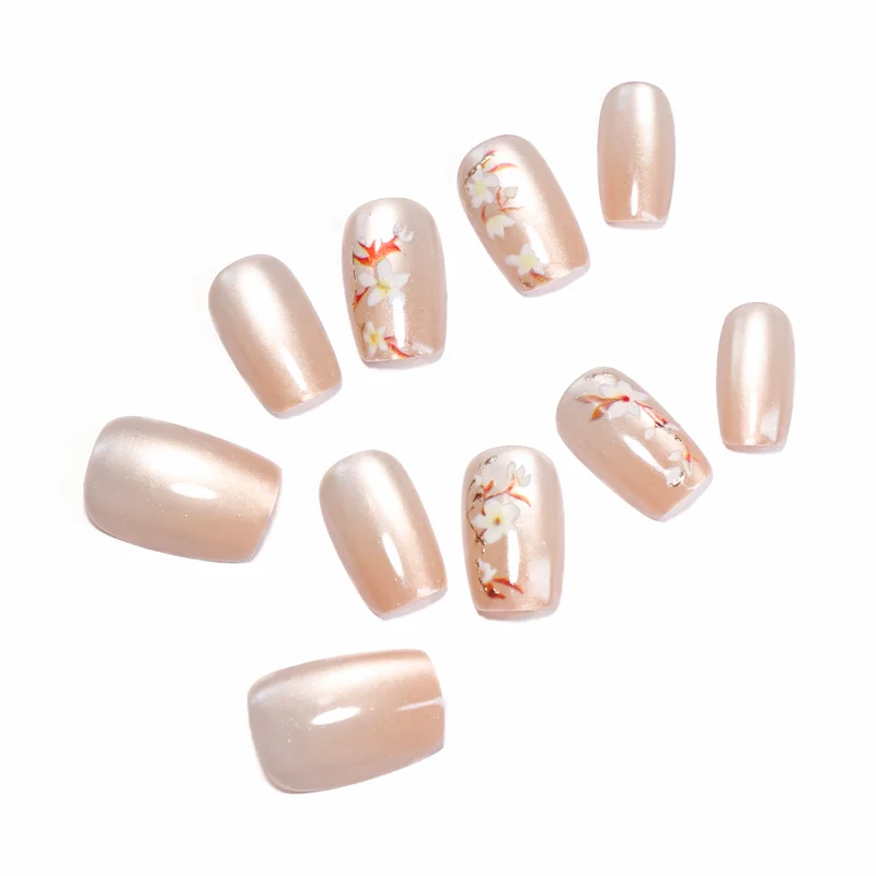 Künstliche Nagelkunst mit zeitlos floralem Design Karnz